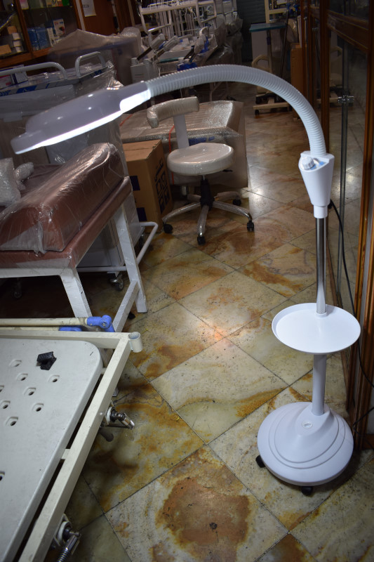 چراغ لوپ پایه دار ایستاده پزشکی ولوم دار سالنی آرایشگاهی ال ای دی LED